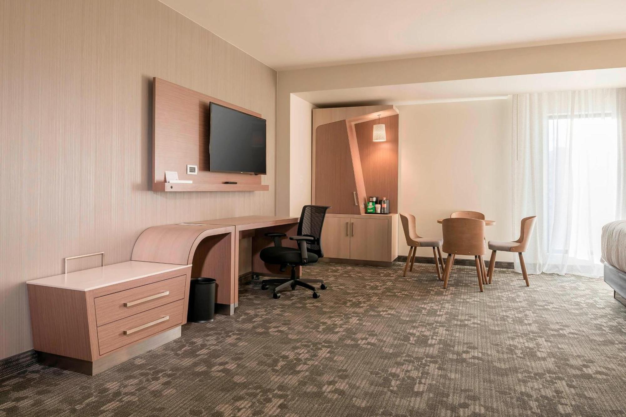 Deluxe King Room,1398621329:JPEG